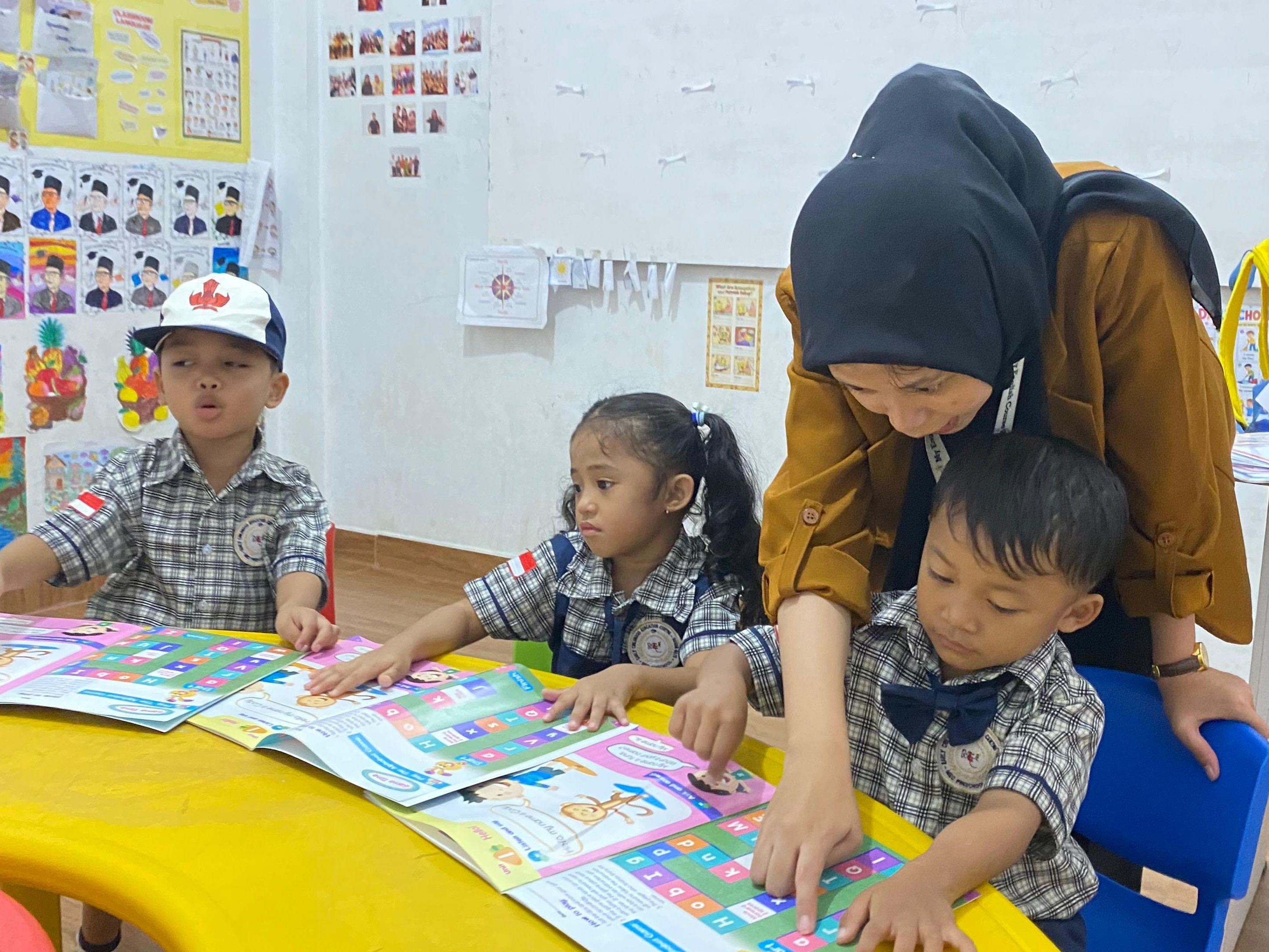 MEC Kindergarten students raising hands in English class