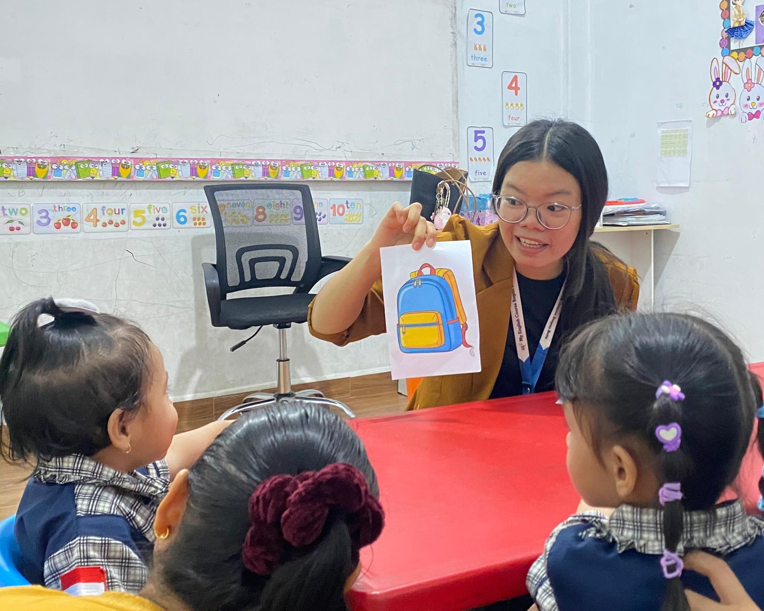 MEC Preschool children drawing together with crayons